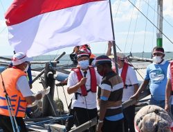 Bersama Nelayan Gus Iful Kibarkan Bendera Merah Putih Ditengah Laut