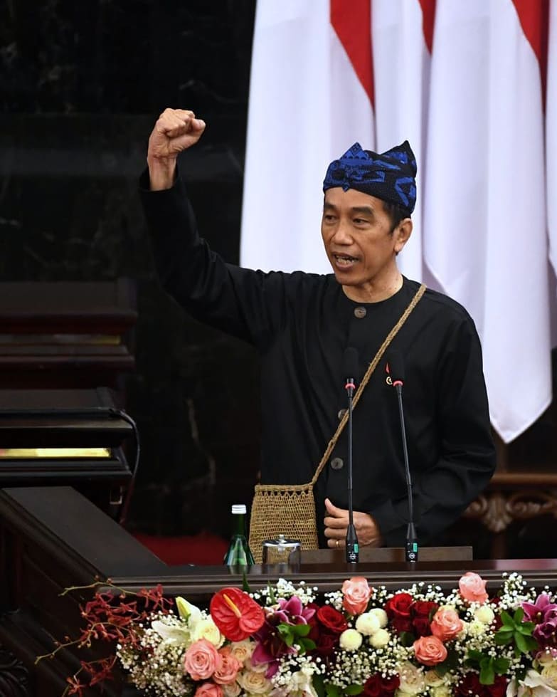 Jokowi Pakai Pakaian Adat