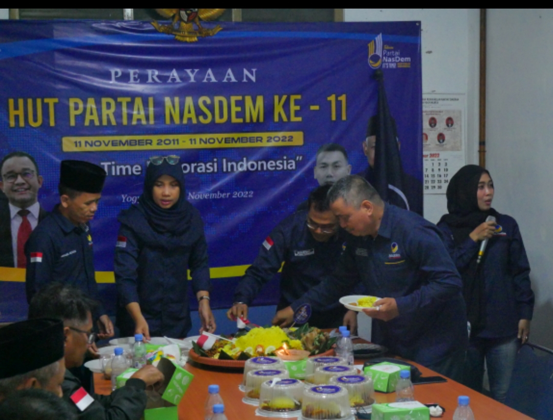 HUT Ke-11 NasDem: DPD NasDem Jogja Potong Tumpeng Bersama Relawan Anis Baswedan