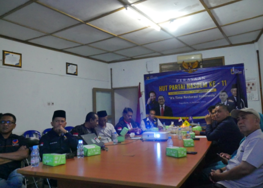 HUT Ke-11 NasDem: DPD NasDem Jogja Potong Tumpeng Bersama Relawan Anis Baswedan