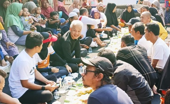 Ganjar Sarapan Pagi Bersama Warga Usai Olahraga