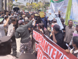 Aksi Demo Petani di Perhutani KPH Blitar Dihadiri Ribuan Petani