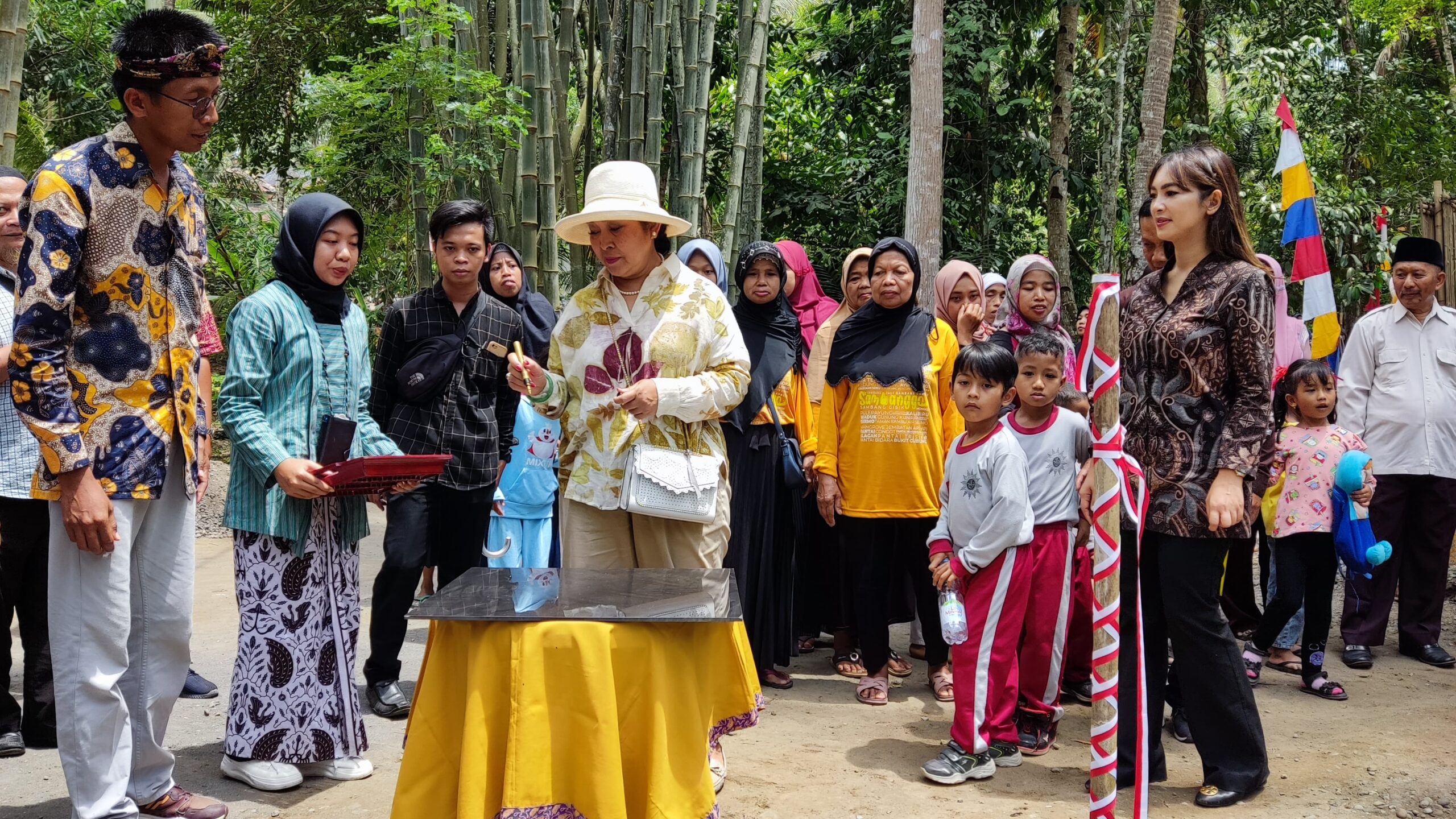 Foto: Titiek Soeharto saat menggunting pita peresmian Mini Farm Jogja Memotarium di Segajih Kokap Kulon Progo, Sabtu (25/11/2023). (Foto: Koko Triarko)