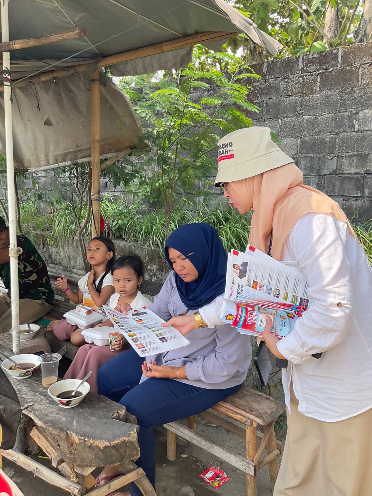 Cegah Stunting di DIY, Bunda Rizki Karolina Bagi Makan Siang dan Susu Gratis