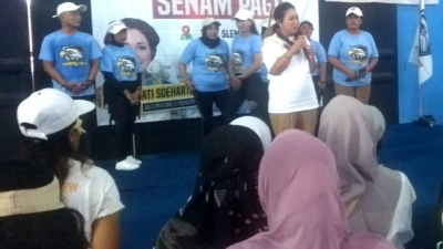 Titiek Soeharto Senam Pagi Bersama Ratusan Warga di Gor Donokirto Sleman